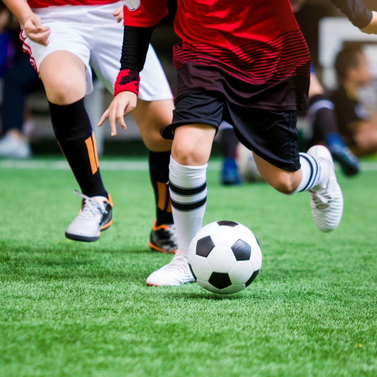 pessoas jogando futebol